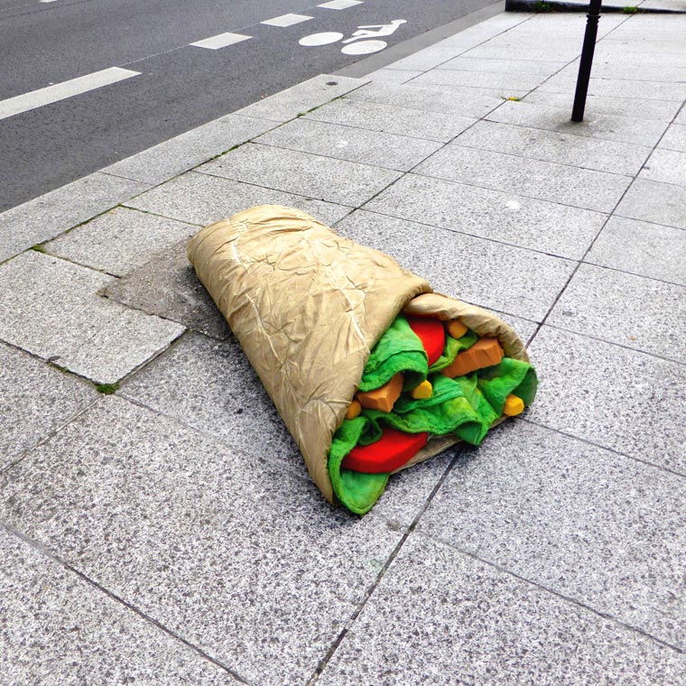 матрасы в гиганскую еду, выброшенные матрасы в еду, художник превращает выброшенные матрасы