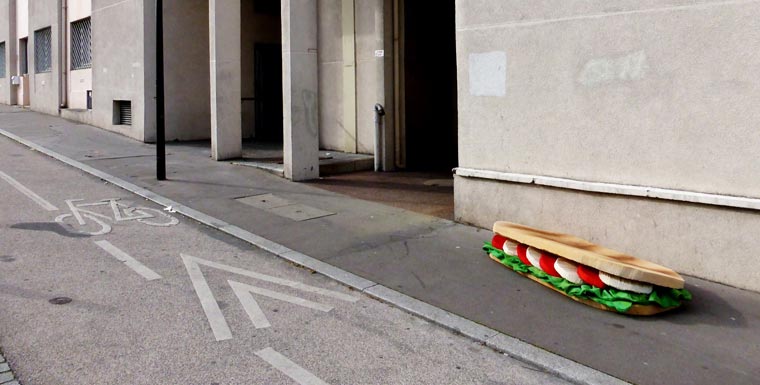 матрасы в гиганскую еду, выброшенные матрасы в еду, художник превращает выброшенные матрасы