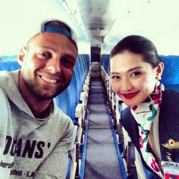 Парень получил частный рейс, потому что никто больше не купил билет на самолет Частный рейс по цене эконом-билета, единственный пассажир на самолете, частный рейс никто не купил билет на самолет