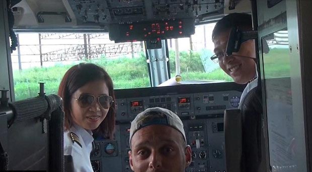 Парень получил частный рейс, потому что никто больше не купил билет на самолет Частный рейс по цене эконом-билета, единственный пассажир на самолете, частный рейс никто не купил билет на самолет