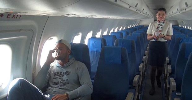 Парень получил частный рейс, потому что никто больше не купил билет на самолет Частный рейс по цене эконом-билета, единственный пассажир на самолете, частный рейс никто не купил билет на самолет