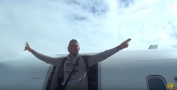 Парень получил частный рейс, потому что никто больше не купил билет на самолет Частный рейс по цене эконом-билета, единственный пассажир на самолете, частный рейс никто не купил билет на самолет