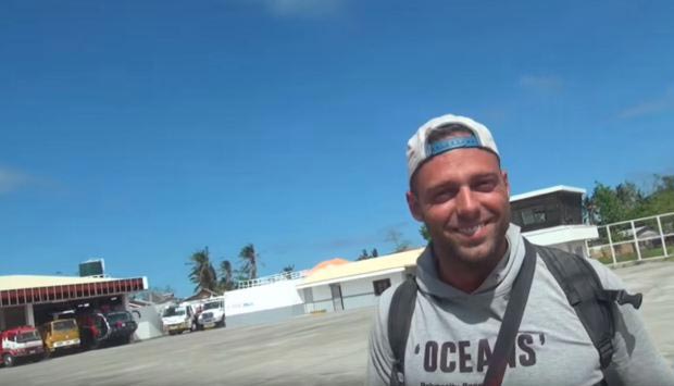 Парень получил частный рейс, потому что никто больше не купил билет на самолет Частный рейс по цене эконом-билета, единственный пассажир на самолете, частный рейс никто не купил билет на самолет