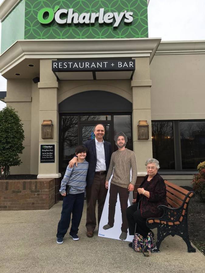 Когда этот парень послал маме свою картонную копию, она нашла ей забавное применение послал маме свою картонную копию, мама фотографии с картонной копией сына