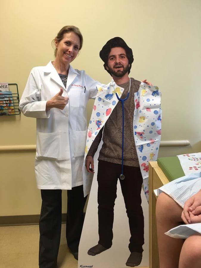 Когда этот парень послал маме свою картонную копию, она нашла ей забавное применение послал маме свою картонную копию, мама фотографии с картонной копией сына