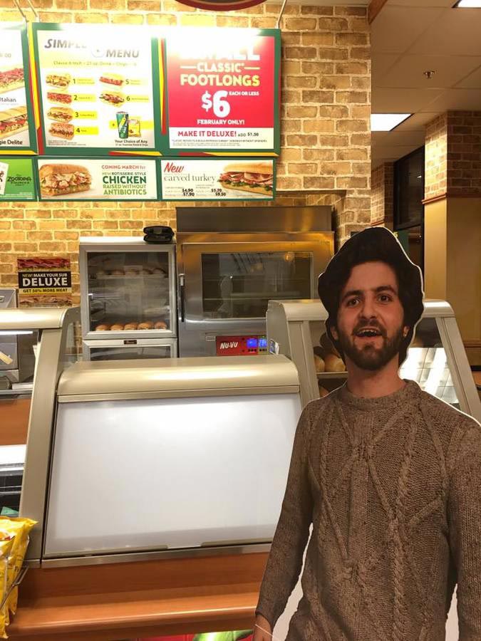 Когда этот парень послал маме свою картонную копию, она нашла ей забавное применение послал маме свою картонную копию, мама фотографии с картонной копией сына