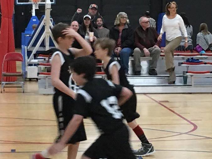 Когда этот парень послал маме свою картонную копию, она нашла ей забавное применение послал маме свою картонную копию, мама фотографии с картонной копией сына