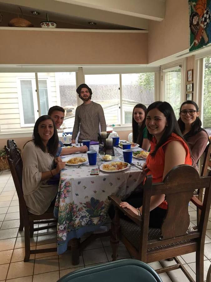 Когда этот парень послал маме свою картонную копию, она нашла ей забавное применение послал маме свою картонную копию, мама фотографии с картонной копией сына