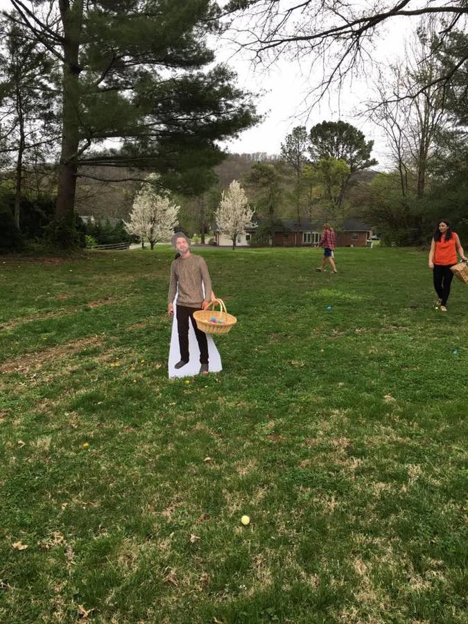 Когда этот парень послал маме свою картонную копию, она нашла ей забавное применение послал маме свою картонную копию, мама фотографии с картонной копией сына