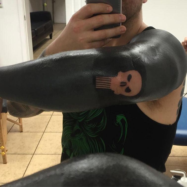 Блэкворк, блэкаут, blackout, тату забивают чёрным, Честер Ли, Chester Lee, Монами Фрост, Monami Frost