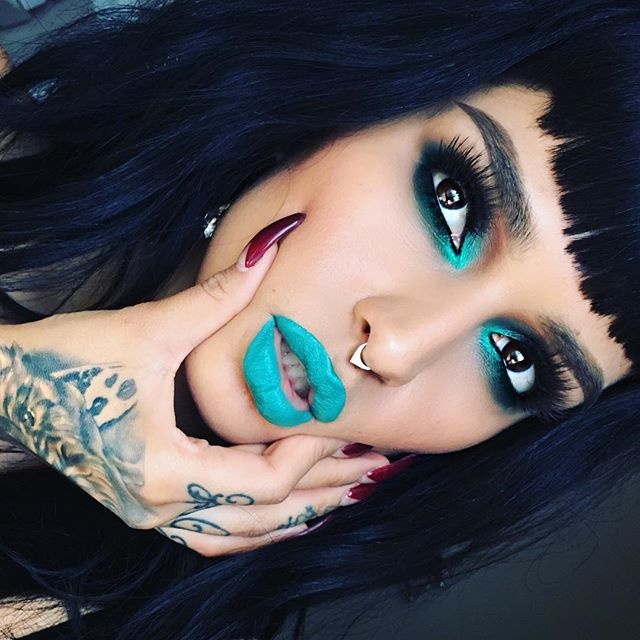 помада в тренде, яркие помады, разноцветные помады