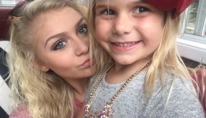 заснула у открытого окна на заднем сиденье автомобиля, заплевала семечками младшую сестру, младшая сестре оказалась заплеванная семечками