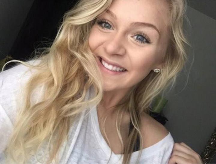 заснула у открытого окна на заднем сиденье автомобиля, заплевала семечками младшую сестру, младшая сестре оказалась заплеванная семечками