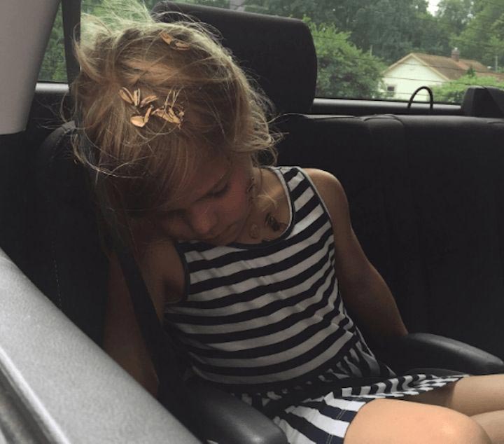 заснула у открытого окна на заднем сиденье автомобиля, заплевала семечками младшую сестру, младшая сестре оказалась заплеванная семечками