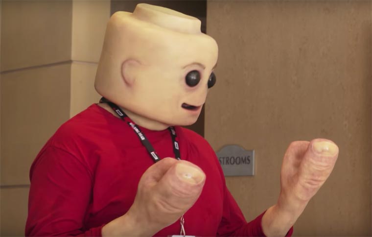 реальный lego-человечек, фигурка лего в реальной жизни, костюм человечка лего, CreepyFig