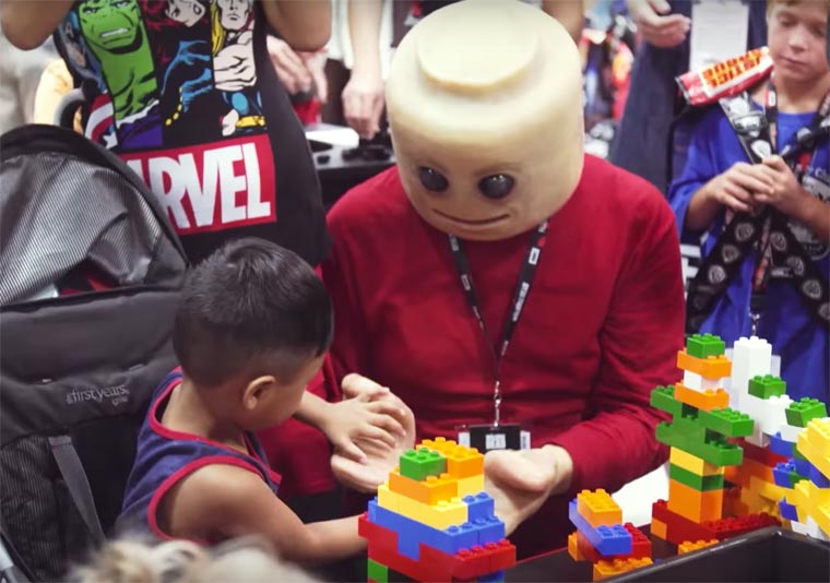 реальный lego-человечек, фигурка лего в реальной жизни, костюм человечка лего, CreepyFig