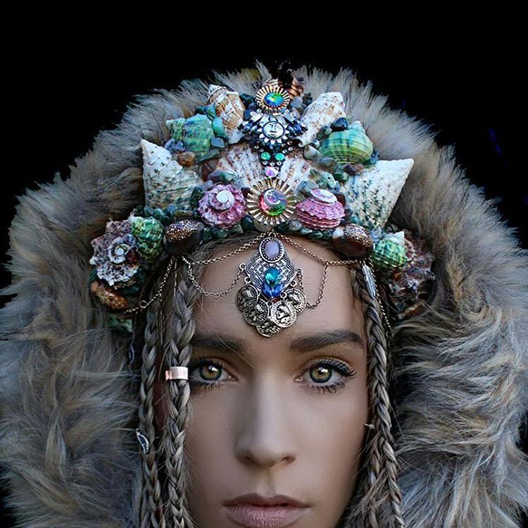 Девушка создаёт короны для русалок с настоящими раковинами, приводя интернет в дикий восторг Девушка создаёт короны для русалок с настоящими раковинами, короны из ракушек