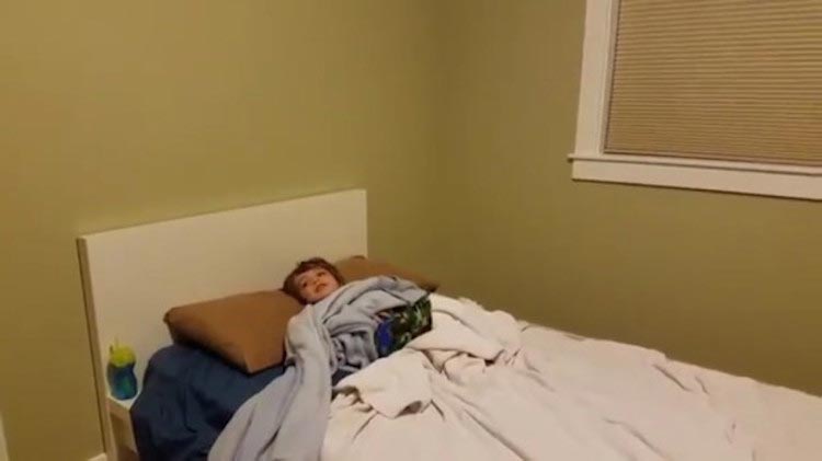 Художница превратила унылый потолок в захватывающую светящуюся в темноте галактику в комнате 4-летнего мальчика художница превратила потолок в галактику, светящаяся в темноте галактика на потолке