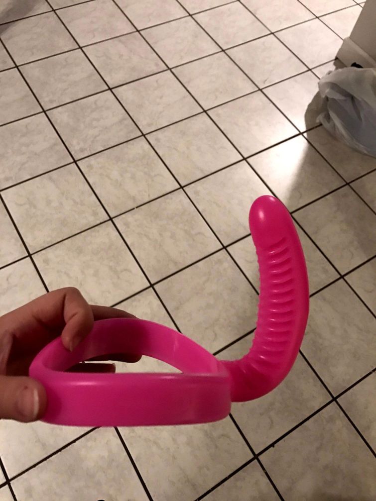 Подарок этой мамы своей дочери выглядит крайне пошло, но это не то, что вы думаете Подарок мамы дочери выглядит пошло