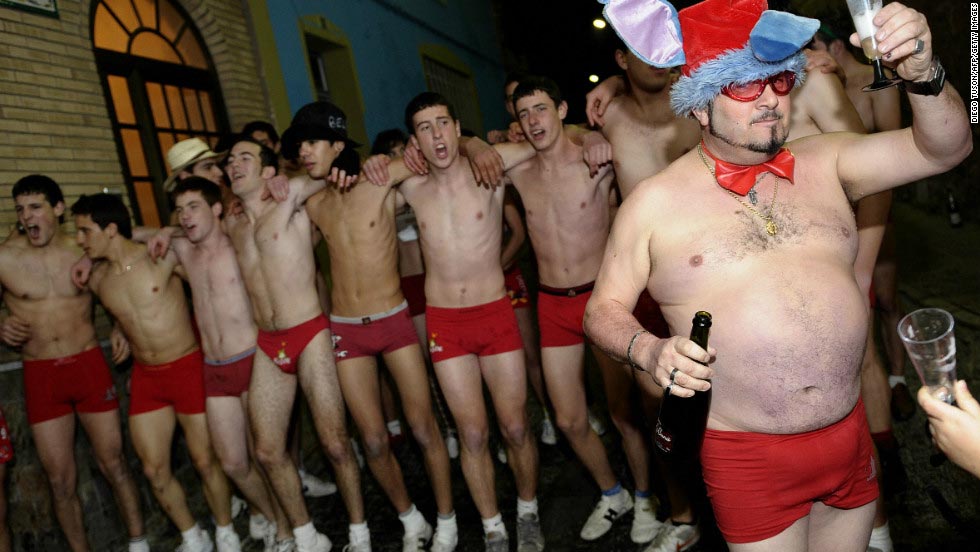 странные новогодние традиции со всего мира, новогодние традиции