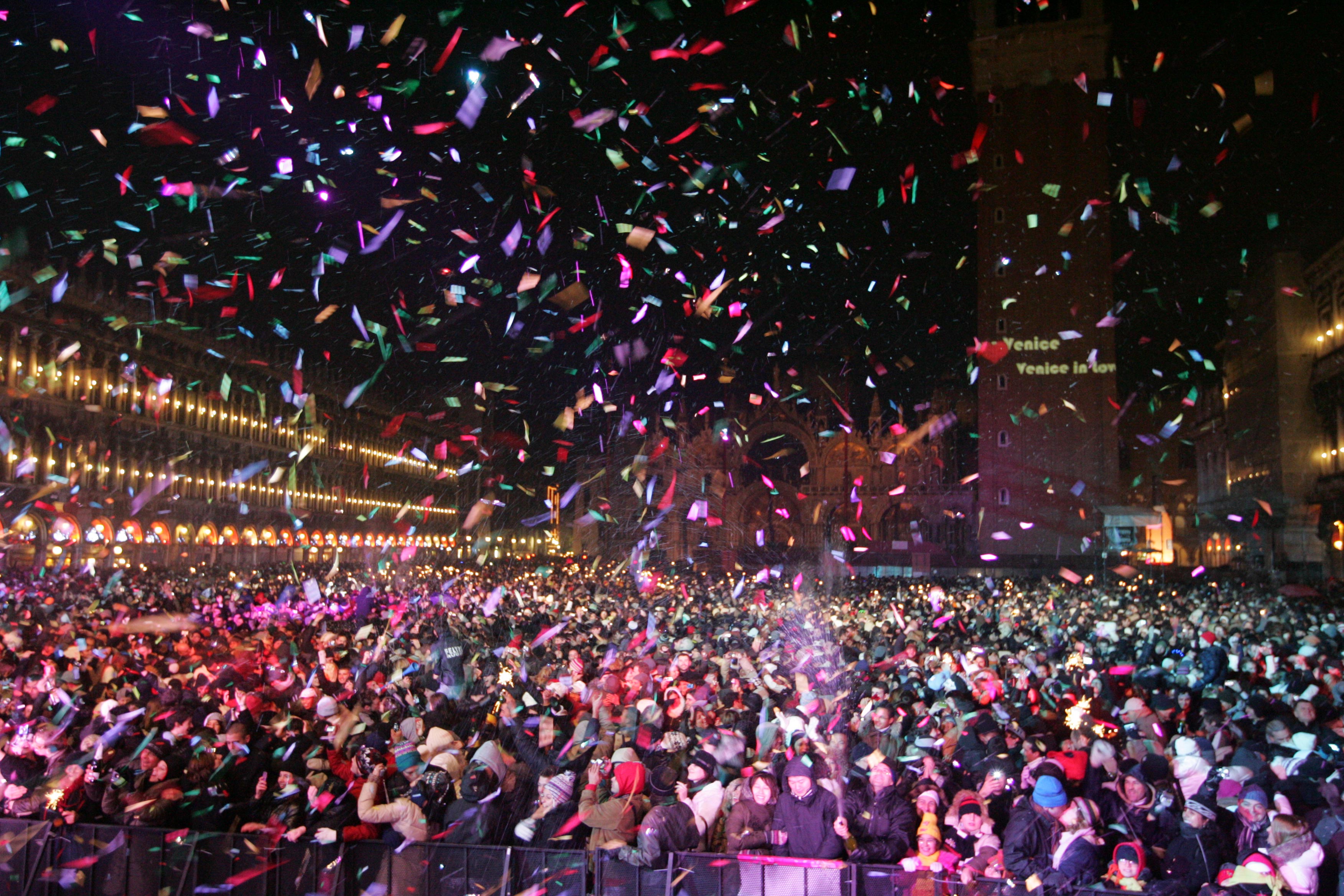 странные новогодние традиции со всего мира, новогодние традиции