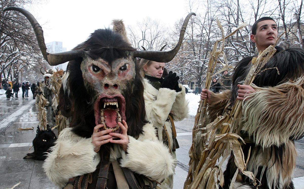 странные новогодние традиции со всего мира, новогодние традиции