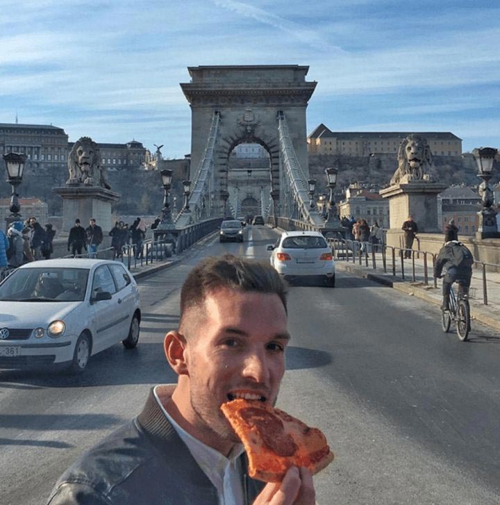 Парень с потрясной фигурой путешествует по миру, ест пиццу, и все ему завидуют парень путешествует по миру и ест пиццу, Фил Дункан, Phil Duncan