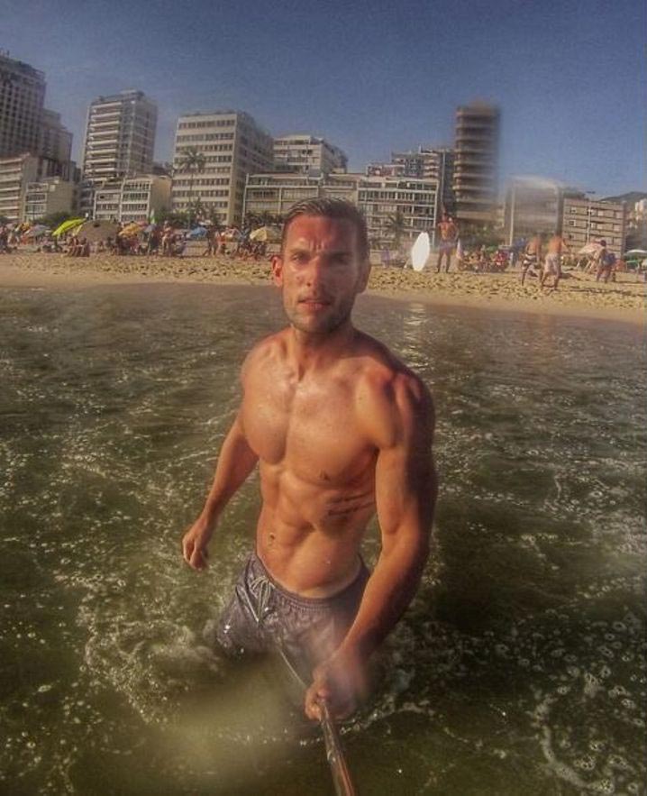 Парень с потрясной фигурой путешествует по миру, ест пиццу, и все ему завидуют парень путешествует по миру и ест пиццу, Фил Дункан, Phil Duncan