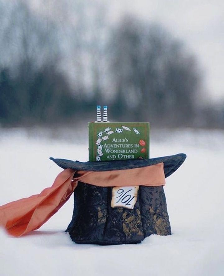 закладки в виде ног персонажей, закладки для книг ноги, Олена Мисник, закладки для книг торчат ноги