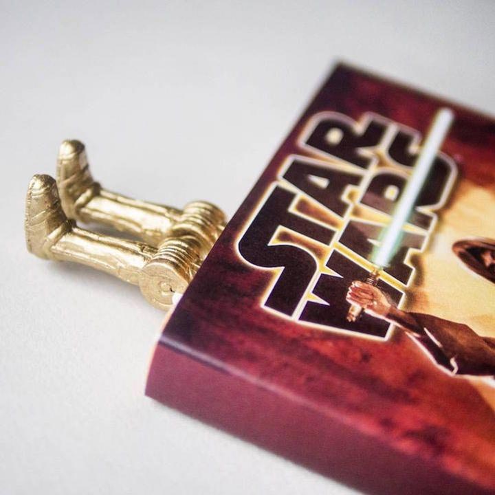 закладки в виде ног персонажей, закладки для книг ноги, Олена Мисник, закладки для книг торчат ноги