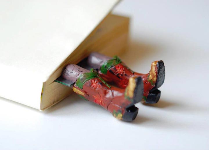 закладки в виде ног персонажей, закладки для книг ноги, Олена Мисник, закладки для книг торчат ноги