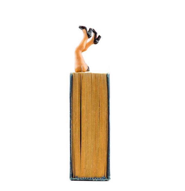 закладки в виде ног персонажей, закладки для книг ноги, Олена Мисник, закладки для книг торчат ноги