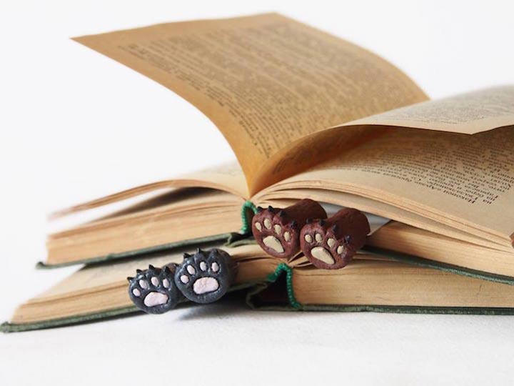 закладки в виде ног персонажей, закладки для книг ноги, Олена Мисник, закладки для книг торчат ноги
