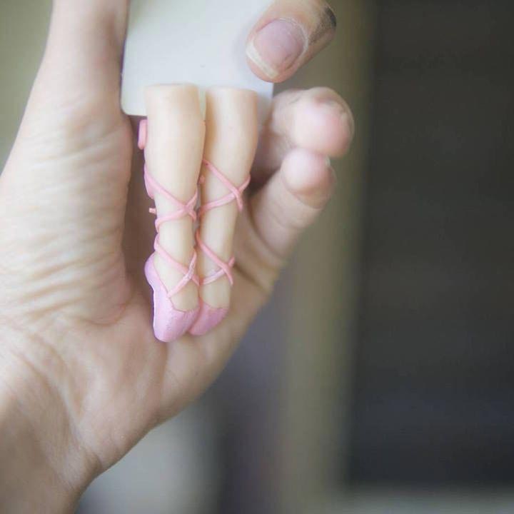 закладки в виде ног персонажей, закладки для книг ноги, Олена Мисник, закладки для книг торчат ноги