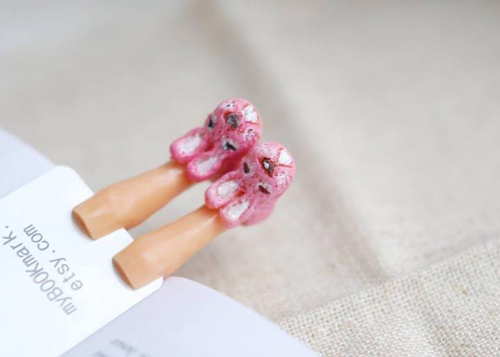 закладки в виде ног персонажей, закладки для книг ноги, Олена Мисник, закладки для книг торчат ноги