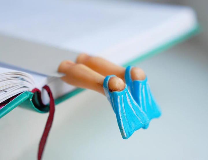 закладки в виде ног персонажей, закладки для книг ноги, Олена Мисник, закладки для книг торчат ноги