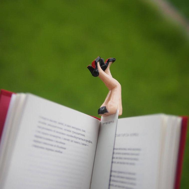 закладки в виде ног персонажей, закладки для книг ноги, Олена Мисник, закладки для книг торчат ноги