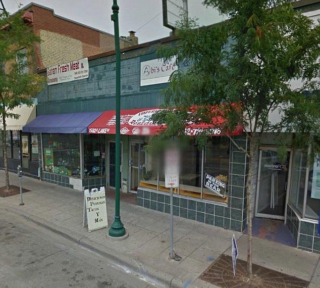 бездомный просил еду получил работу, владелец кафе взяла на работу бездомного, бездомный на работу в кафе