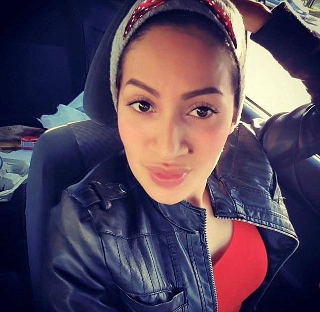 бездомный просил еду получил работу, владелец кафе взяла на работу бездомного, бездомный на работу в кафе