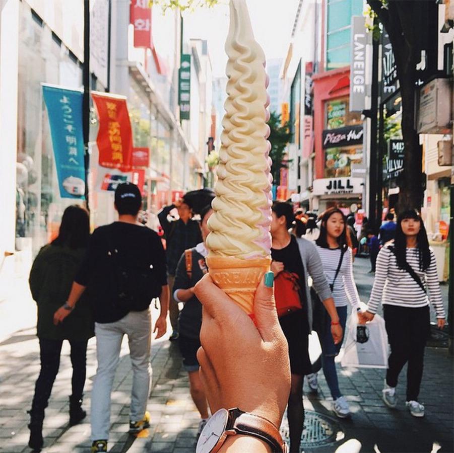 Girl Eat World, девушка путешествует по всему миру и делится фотографиями уличной еды