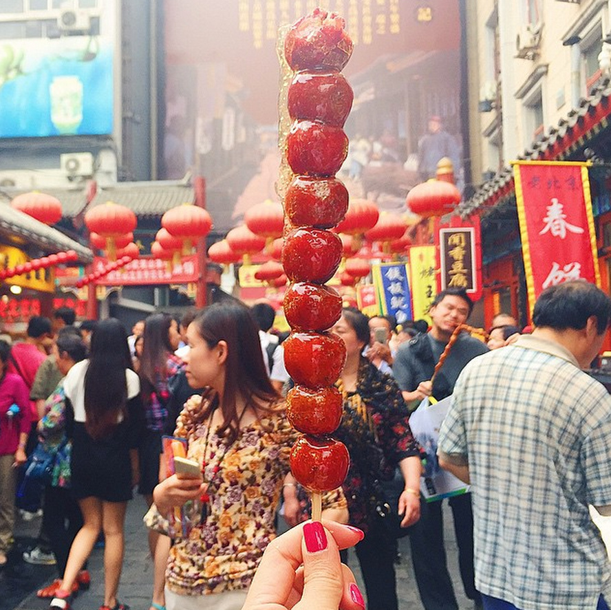 Girl Eat World, девушка путешествует по всему миру и делится фотографиями уличной еды