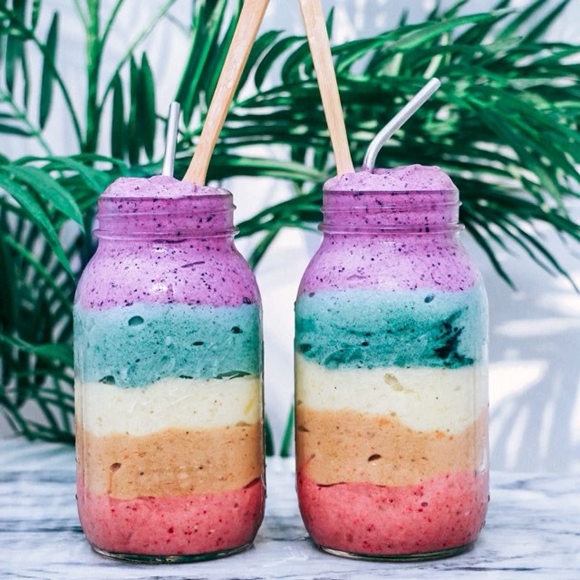 Радуга в стакане: люди выкладывают в Instagram разноцветные смузи и это чертовски красиво Радуга в стакане, разноцветные смузи, радужные смузи