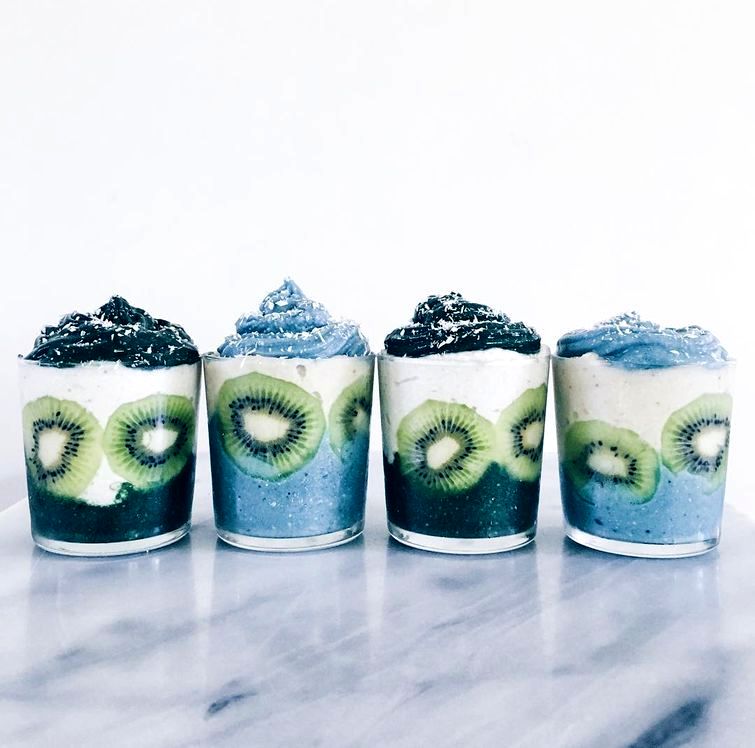 Радуга в стакане: люди выкладывают в Instagram разноцветные смузи и это чертовски красиво Радуга в стакане, разноцветные смузи, радужные смузи