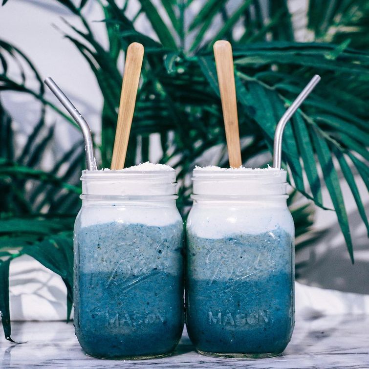 Радуга в стакане: люди выкладывают в Instagram разноцветные смузи и это чертовски красиво Радуга в стакане, разноцветные смузи, радужные смузи