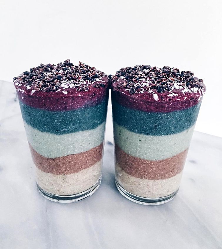 Радуга в стакане: люди выкладывают в Instagram разноцветные смузи и это чертовски красиво Радуга в стакане, разноцветные смузи, радужные смузи