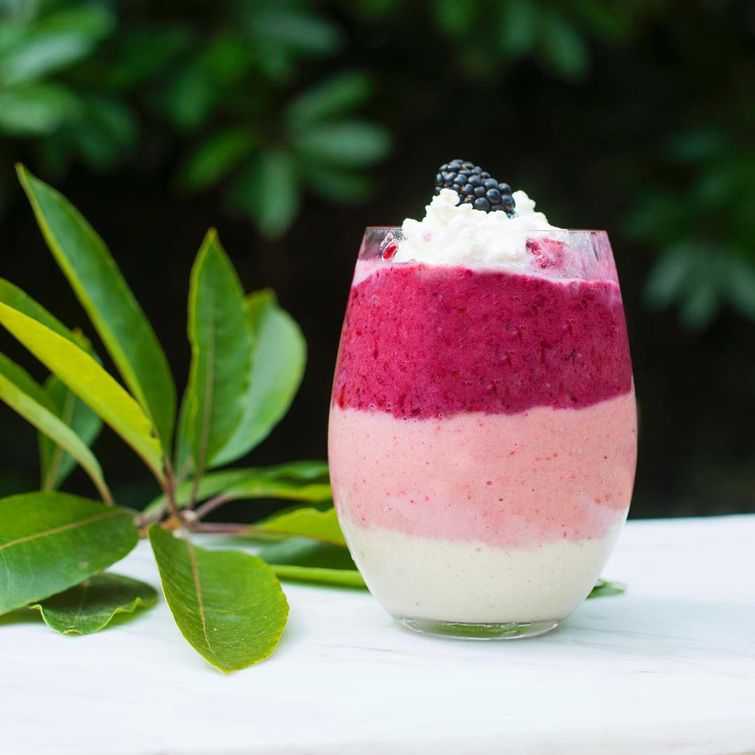 Радуга в стакане: люди выкладывают в Instagram разноцветные смузи и это чертовски красиво Радуга в стакане, разноцветные смузи, радужные смузи