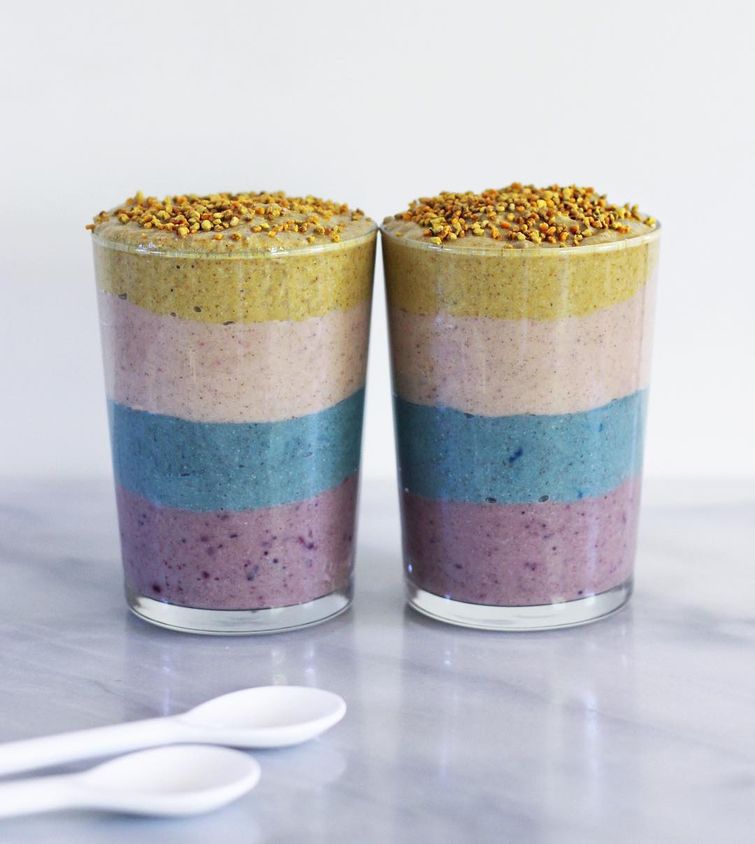 Радуга в стакане: люди выкладывают в Instagram разноцветные смузи и это чертовски красиво Радуга в стакане, разноцветные смузи, радужные смузи