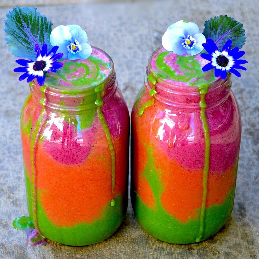 Радуга в стакане: люди выкладывают в Instagram разноцветные смузи и это чертовски красиво Радуга в стакане, разноцветные смузи, радужные смузи