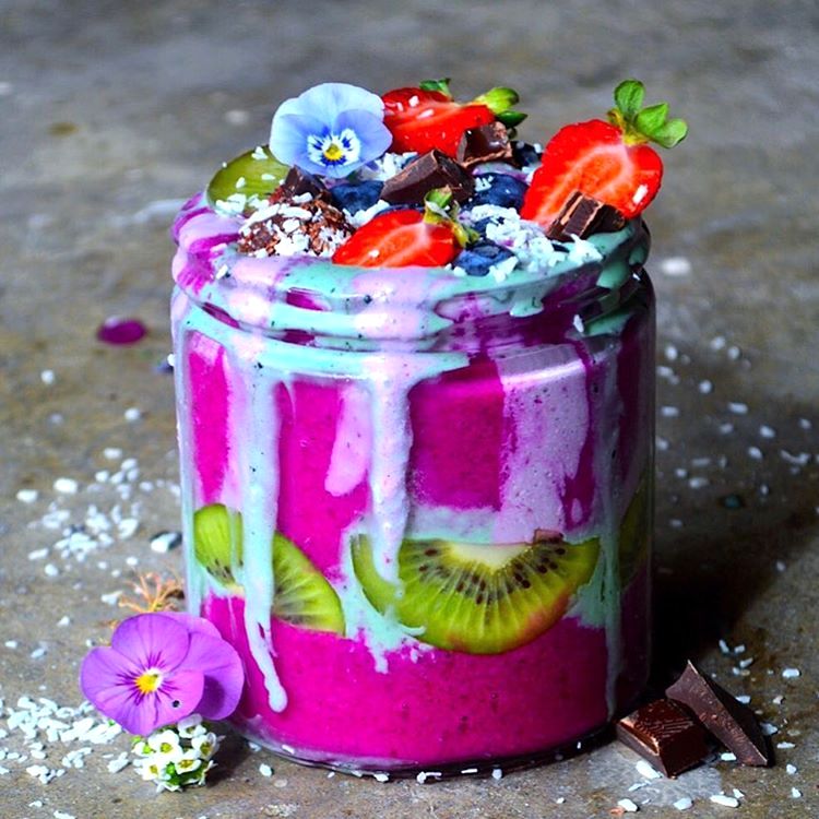 Радуга в стакане: люди выкладывают в Instagram разноцветные смузи и это чертовски красиво Радуга в стакане, разноцветные смузи, радужные смузи