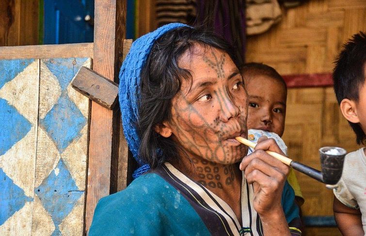 Признак красоты: татуированные лица женщин Мьянмы, считающиеся сейчас вне закона татуированные лица женщин Мьянмы, татуировки на лицах женщин, традиция делать татуировки на лицах